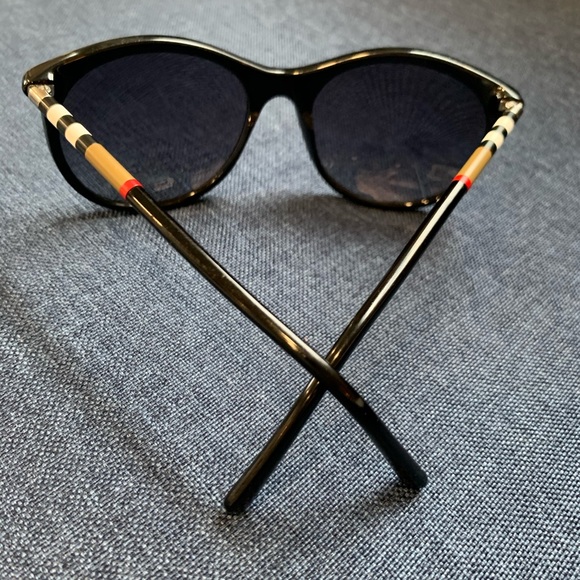Burberry Accessories - Burberry sunglasses, guc